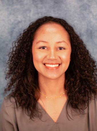 Alexis Farr headshot